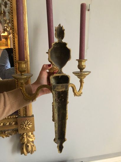 null *Paire d'APPLIQUES en bronze doré à trois lumières, le fût simulant une colonne...