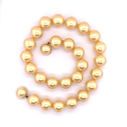  BURMA 
COLLIER de perles gold fantaisie, fermoir aimanté. 
Long: 43 cm 
Dans son...