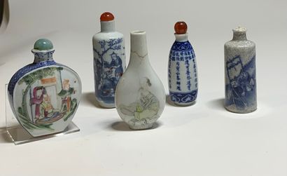 null CHINE - Vers 1900

Ensemble de cinq flacons tabatières en porcelaine, dont trois...