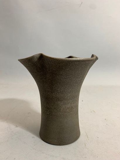 null Petit VASE en grès émaillé gris, à col chantourné. 

Porte une signature au...