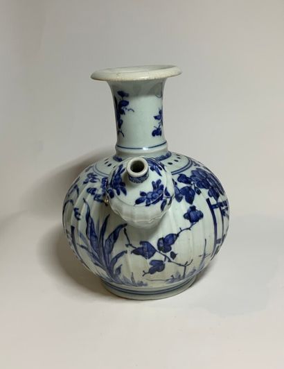  CHINE - Epoque KANGXI (1662 - 1722) 
Kendi de forme côtelée en porcelaine décorée...