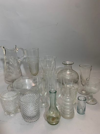 null Fort lot de VERRERIE et cristal dont pichet, soliflores, verres à eau, vases,...