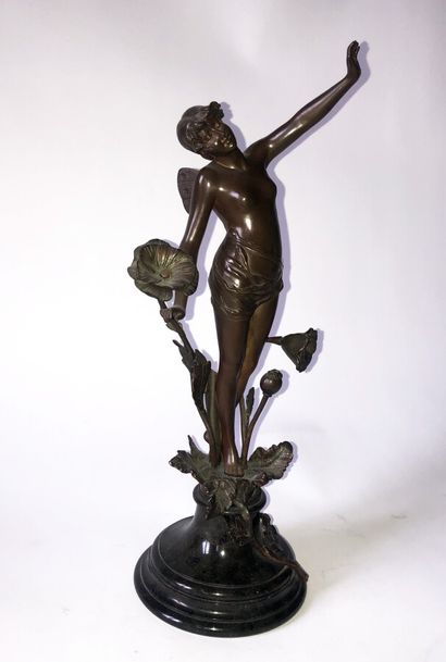  *E. ROSSE (?) 
Femme libellule aux fleurs en bronze à patine médaille, reposant...