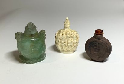 CHINE - XXe siècle 
Trois flacons tabatières, l'un en ivoire sculpté de Luohan,...