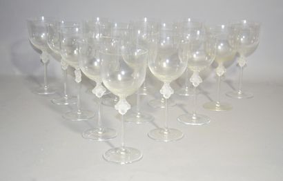  LALIQUE France, 
Suite de 15 verres à pied en cristal, modèle Roxane, signé 
Haut. :...