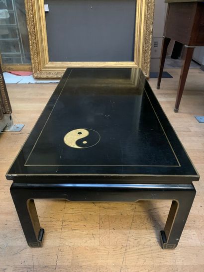 null TABLE BASSE rectangulaire laquée noire, ornée du ying et yang. 

Dim. 55 x 115...