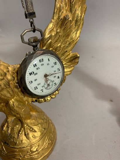  LOT comprenant un porte-montre en régule doré figurant un aigle, et une montre à...