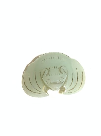 CHINE - Début XXe siècle 
Petit pendentif en néphrite céladon en forme de chauves-souris....