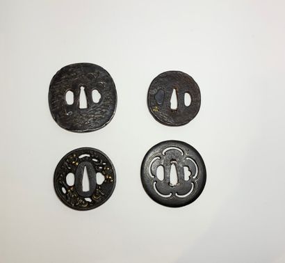 JAPON - Epoque EDO (1603 - 1868) 
Quatre tsuba en fer, dont une signée Soten, représentant...