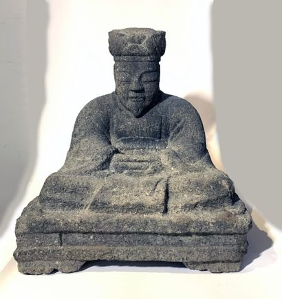  SCULPTURE en pierre volcanique figurant un dignitaire assis. 
Epoque Edo, (1600-1868)...