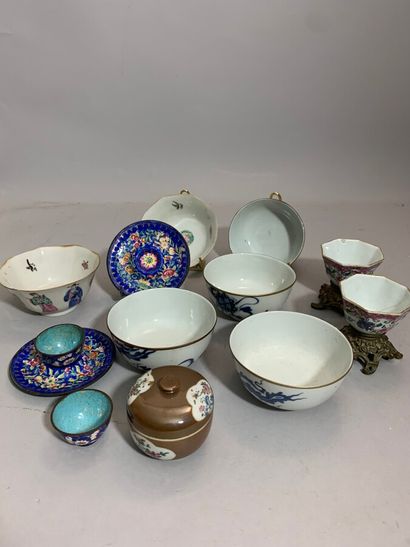  CHINE 
Lot en porcelaine comprenant bols, tasses, sous-tasses, pot couvert, coupes...