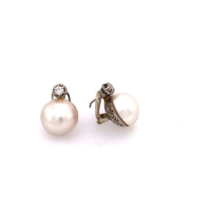  Paire de BOUCLES D'OREILLES en or gris (750) ornée de perles mabé et ponctuées d'un...
