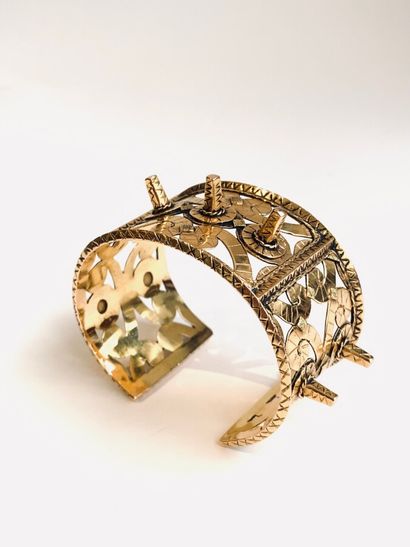  BRACELET MANCHETTE en or (750) à décor ajouré de volutes et de motifs coniques stylisés....