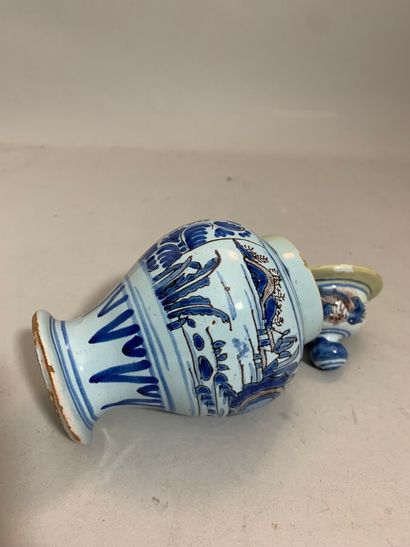 null NEVERS 

Petit vase balustre couvert à décor en camaïeu bleu et manganèse de...