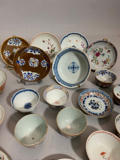null CHINE 

Fort lot de porcelaine dont bols, assiettes, tasses, sous-tasses, cuillères....