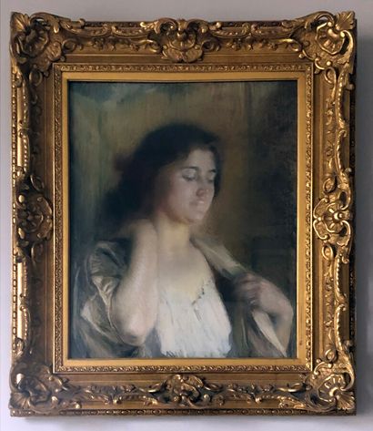 null Albert BESNARD (1849-1934) 

Portrait de jeune femme 

Pastel 

Signé en haut...
