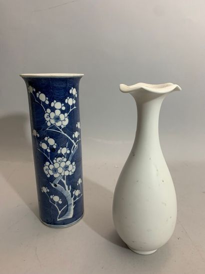 null CHINE 

Lot comprenant un vase rouleau en grès et un vase balustre en porcelaine,...