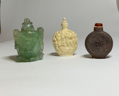  CHINE - XXe siècle 
Trois flacons tabatières, l'un en ivoire sculpté de Luohan,...