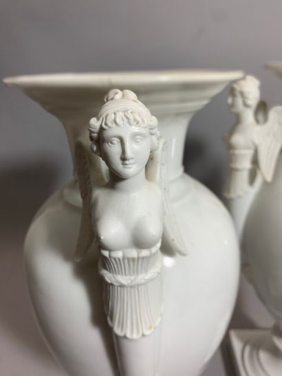 null PARIS 

Paire de vases balustres en porcelaine à deux anses simulant des sphinges...