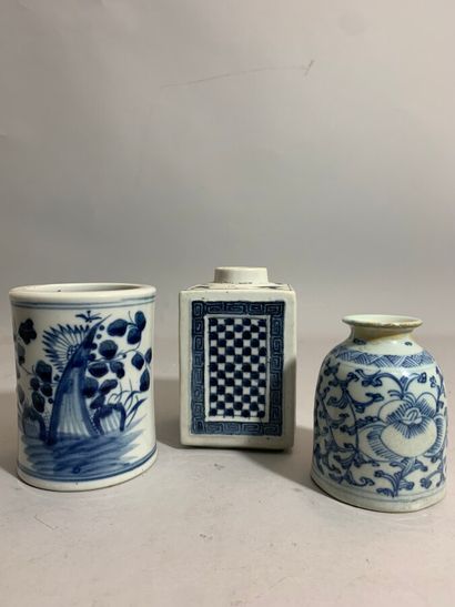 null CHINE 

Lot comprenant deux vases et un pot à pinceaux en porcelaine à décor...