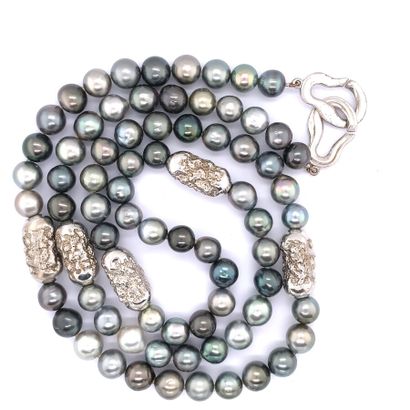  COLLIER de 72 perles naturelles grises nuancées de Tahiti, alternées de perles oblongues...