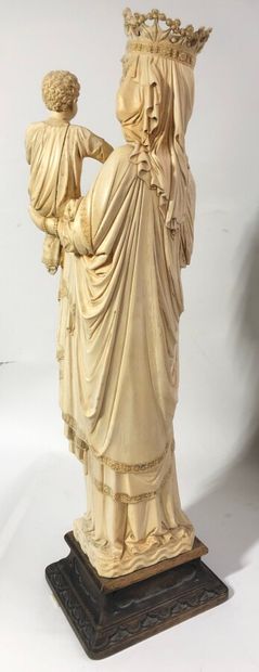 null Grand GROUPE en ivoire sculpté figurant la Vierge à l'enfant reposant sur une...