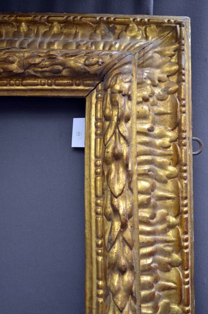 null Grand et exceptionnel CADRE à profil renversé en bois sculpté et doré à décor...