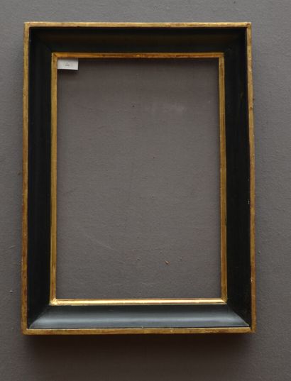  CADRE à gorge en bois mouluré, noirci et doré. 
XVIIIème siècle. 
53,5 x 56,5 x...