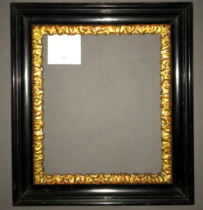  CADRE en bois mouluré, noirci et doré. 
Italie, XVIIIe siècle. 
25,5 x 22 x 6 c...
