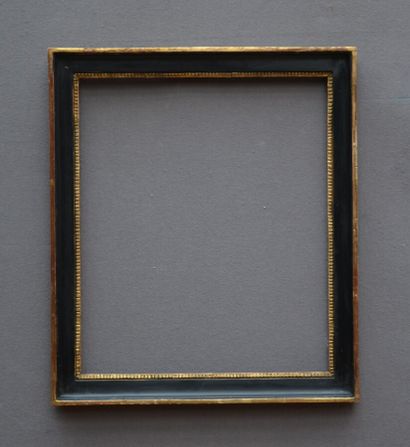  CADRE en bois noirci et doré 
France, fin XVIIIème siècle 
 41 x 34 x 4 cm 
( R...