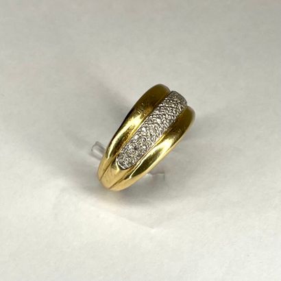 null Bague jonc en or jaune (750) ponctuée de petits diamants de taille huit-huit...