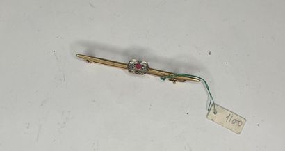 null Brooch line in yellow gold (750/1000) set with a small red stone of old size...