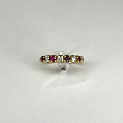 null Bague en or jaune (750/1000e) sertie de rubis et diamants de taille brillant...