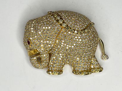 Broche en or jaune (750) pavée de diamants...