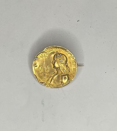 Broche médaille en or jaune (750/1000) figurant...