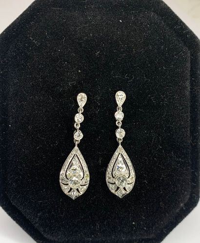 null Paire de pendants d'oreille en or gris(750/1000) sertis de diamants retenant...