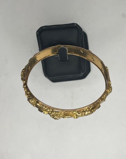 null Bracelet en or jaune (750/1000) à décor de pampres de vigne. 

Poids net : 52,4...