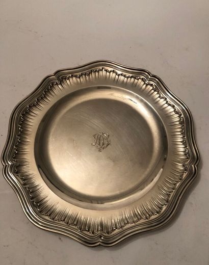 null PLAT rond en argent modèle filet, la bordure chantournée, le fond monogrammé....