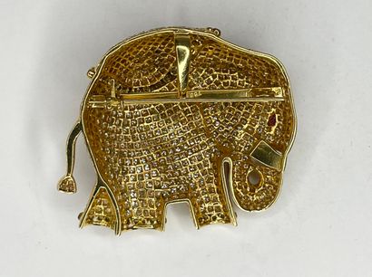 null Broche en or jaune (750) pavée de diamants figurant un éléphant, l'oeil formé...