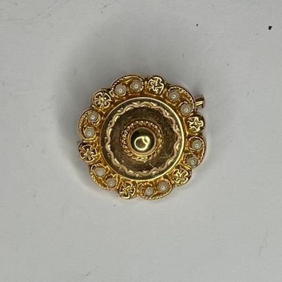 null Broche circulaire en or jaune (750/1000e) ponctuée de petites perles.

Poids...