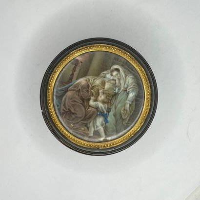 null Drageoir circulaire en écaille orné de deux miniatures figurant une scène à...
