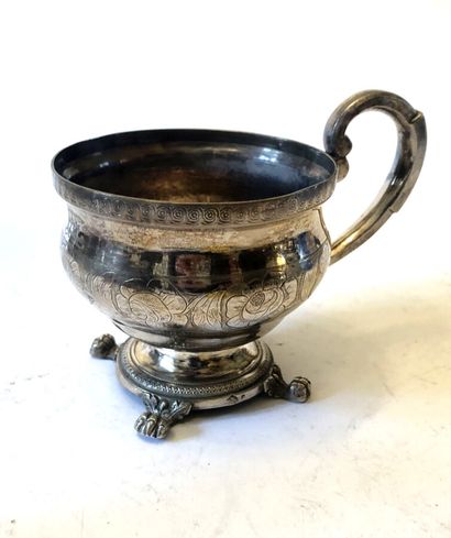 null Une tasse à chocolat en argent, reposant sur quatre pieds griffe. 

Vers 1840....