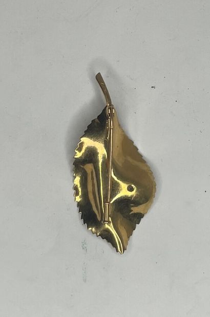 null Broche feuille en or jaune (750/1000) ornée d'un petit diamant de taille brillant...