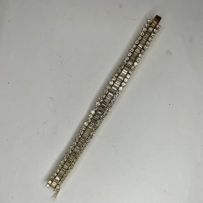 null Bracelet en or jaune (750/1000e) à un rang central de diamants de taille baguette...