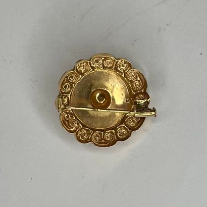 null Broche circulaire en or jaune (750/1000e) ponctuée de petites perles.

Poids...