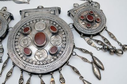 null Trois boîtiers amulettes
en argent, ronds, réunis par deux anneaux, de tailles...