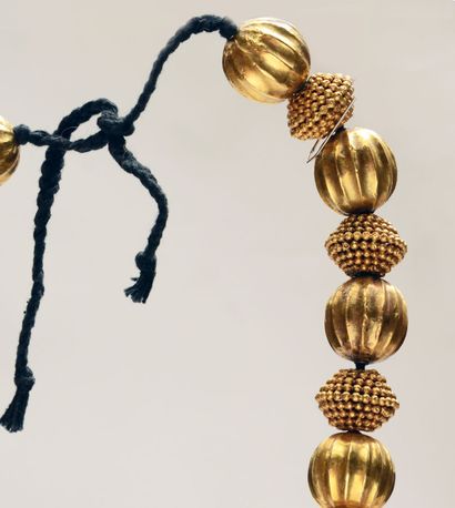 null Collier 
en or et laque composé de 37 perles, certaines cannelées constituées...