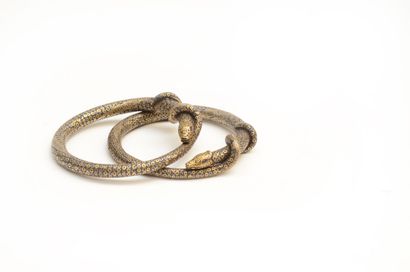 null Paire de bracelets 
en or 750°/1000 ( 8K) et argent, serpentiforme. 
Bracelets...