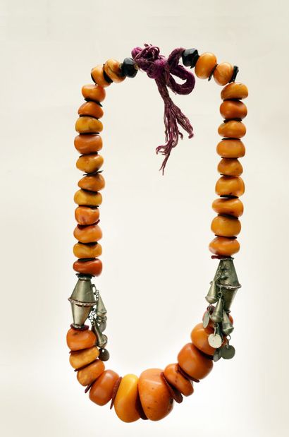 null Grand collier
composé de perles d'ambre de tailles variées, perles et pendeloques...