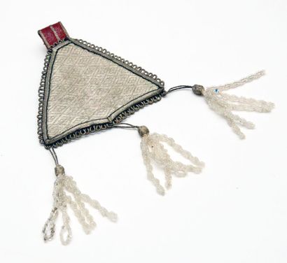 null Trois broderies, une amulette et trois fibules, en argent

1 broderie triangulaire...